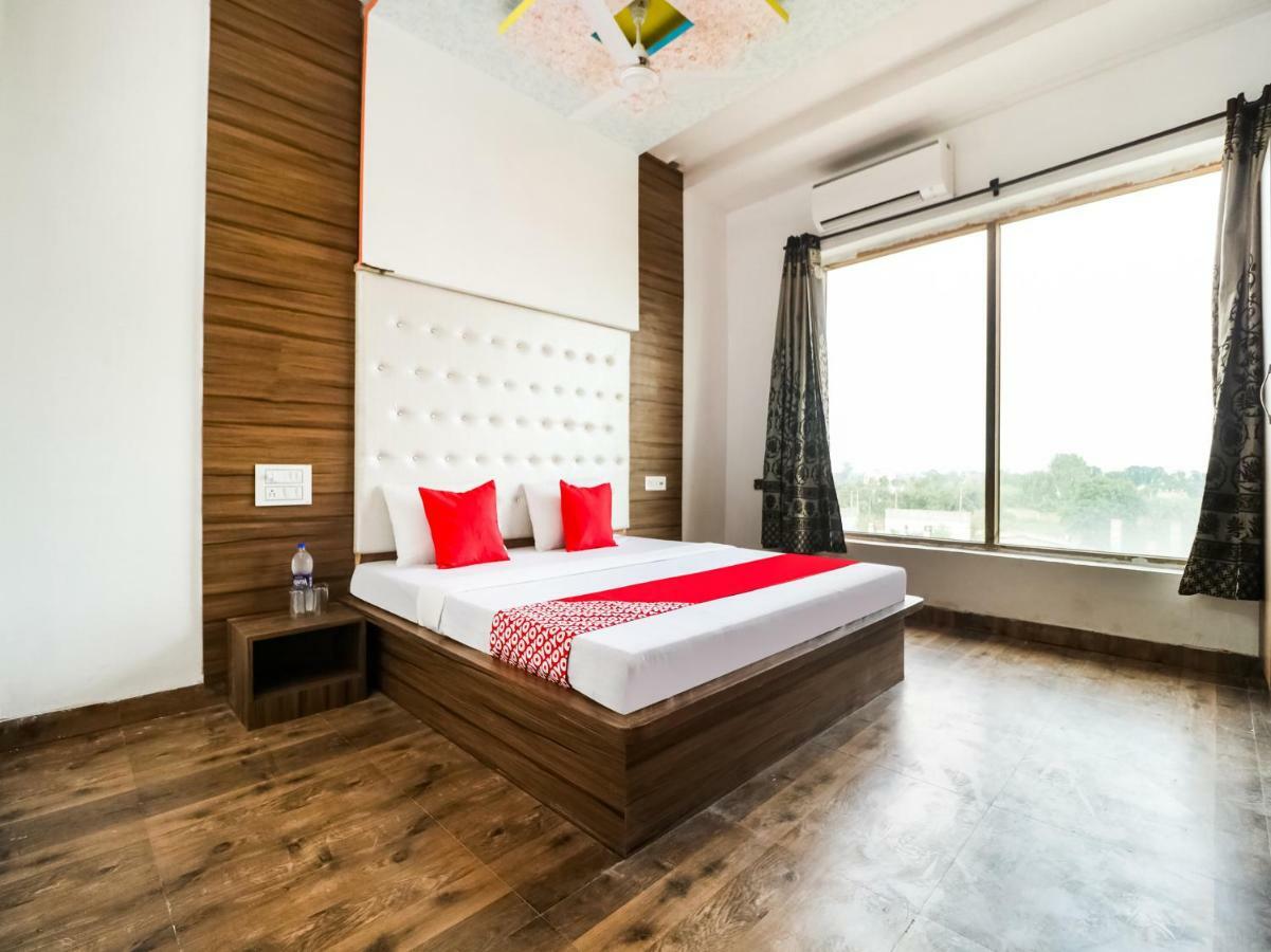 Oyo 47630 Grand Villa Moga Exterior photo